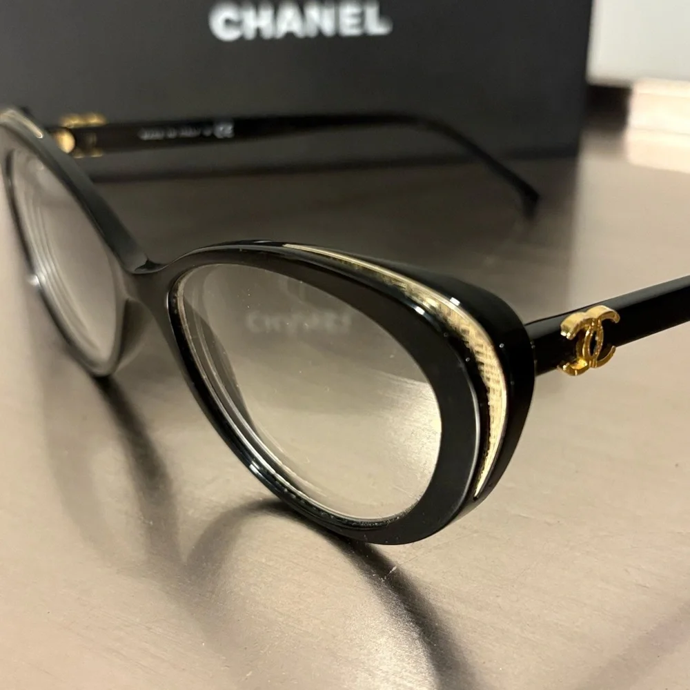 CHANEL Elegant Black and Gold eyewear - Picture 2 of 8